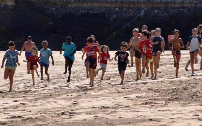 Niños y jóvenes participarán en las pruebas de atletismo en la playa de Arrigorri.