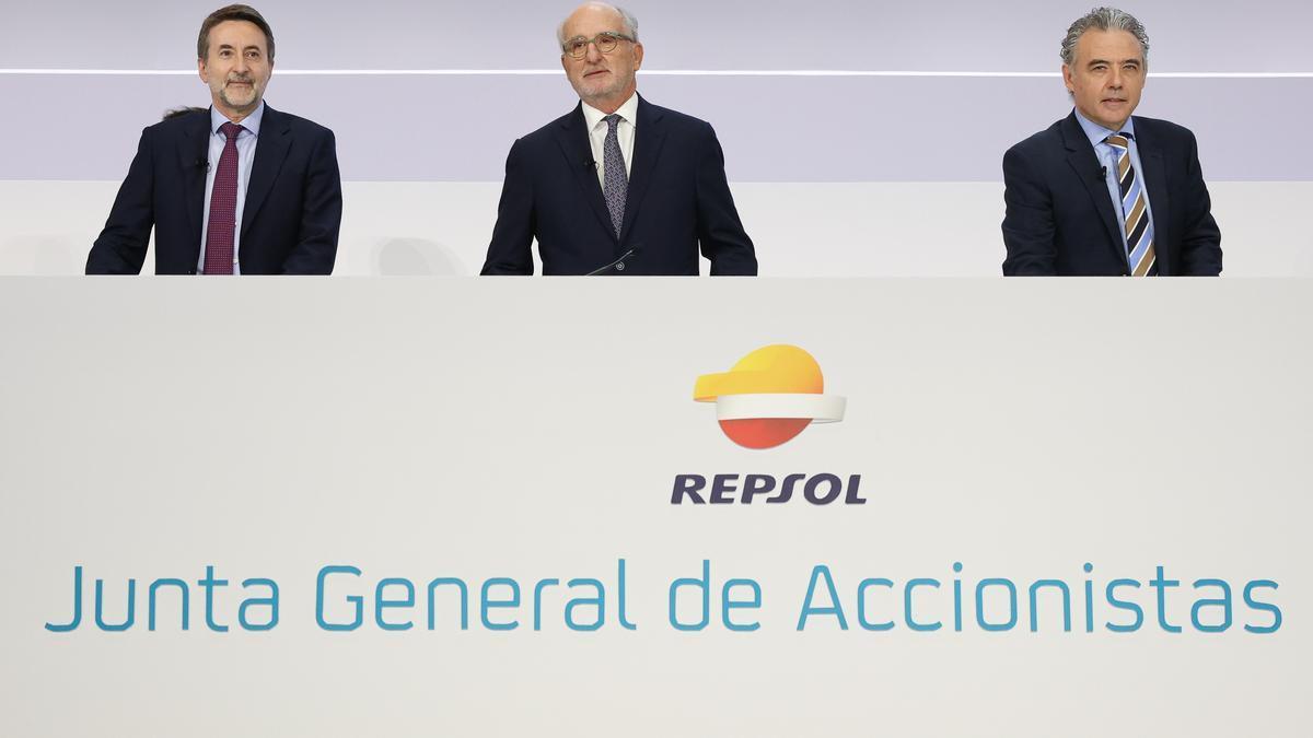 El CEO de Repsol, Josu Jon Imaz, el presidente de Repsol, Antonio Brufau, y el director general de Asuntos Legales, Pablo Blanco.