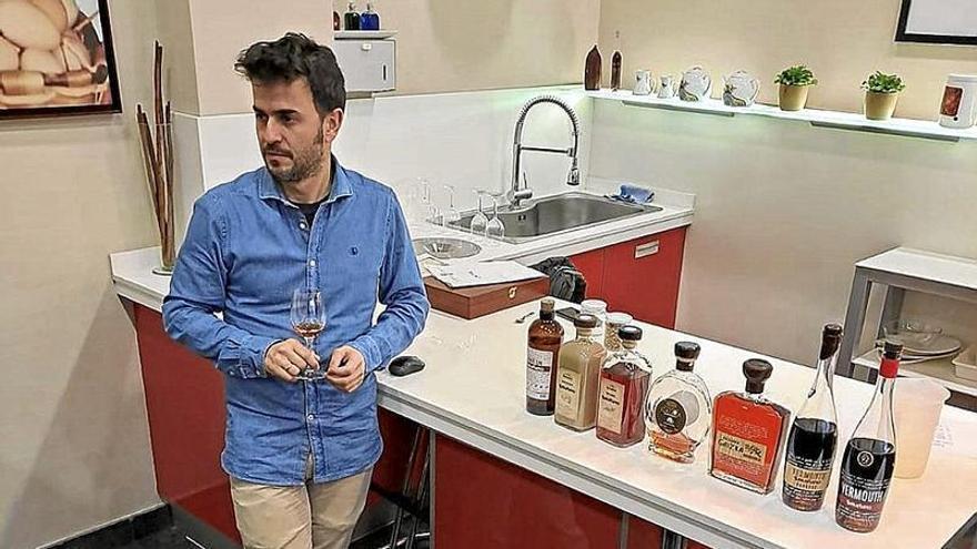 Gaizka Barañano en una reciente cata de los productos de su licorería en la escuela de hostelería Aiala de Zarautz, de Karlos Arguiñano. |