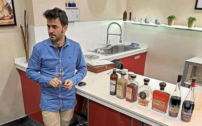 Gaizka Barañano en una reciente cata de los productos de su licorería en la escuela de hostelería Aiala de Zarautz, de Karlos Arguiñano. |