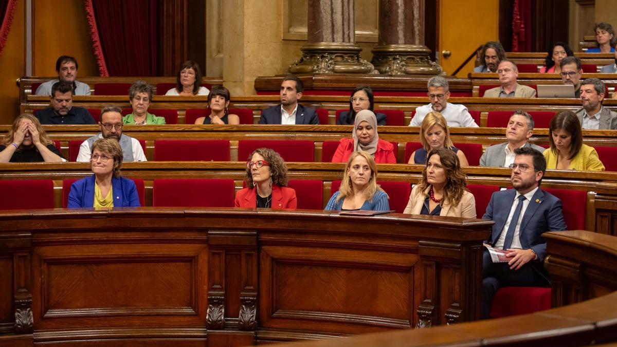 Pere Aragonès y la consellera Laura Vilagrà, entre otros, ayer en la votación del Parlament donde los dirigentes de Esquerra apoyaron recurrir la Ley estatal de Vivienda.