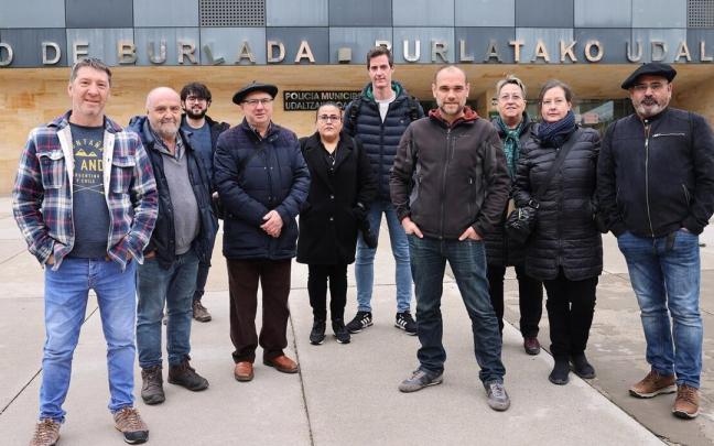 Miembros de la Plataforma vecinal de Burlada que trata de recuperar las casi 3.000 cajas del archivo municipal que anegó la riada de diciembre de 2021. Miembros de la Plataforma vecinal de Burlada que trata de recuperar las casi 3.000 cajas del archivo municipal que anegó la riada de diciembre de 2021.
