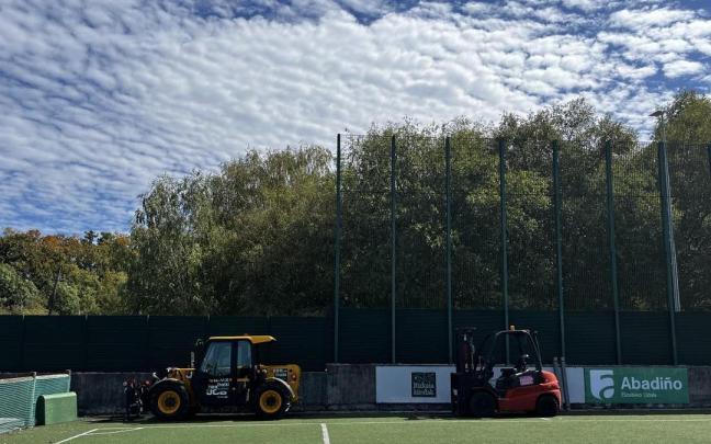 Han comenzado las obras de renovación del césped en el campo de fútbol de Astola