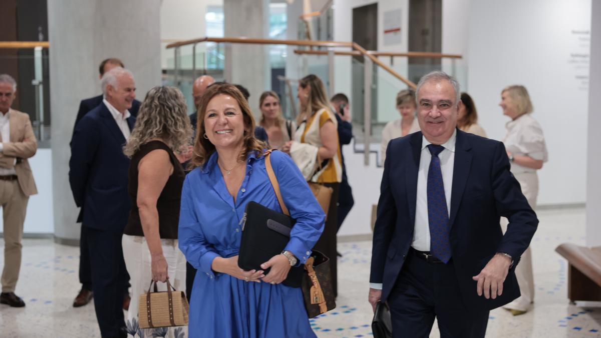 Tamara Yagüe, con Eduardo Arechaga, director general de Confebask.