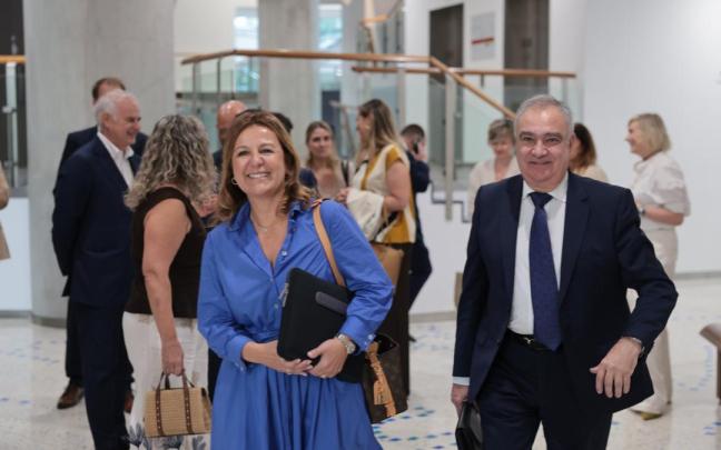 Tamara Yagüe, con Eduardo Arechaga, director general de Confebask.