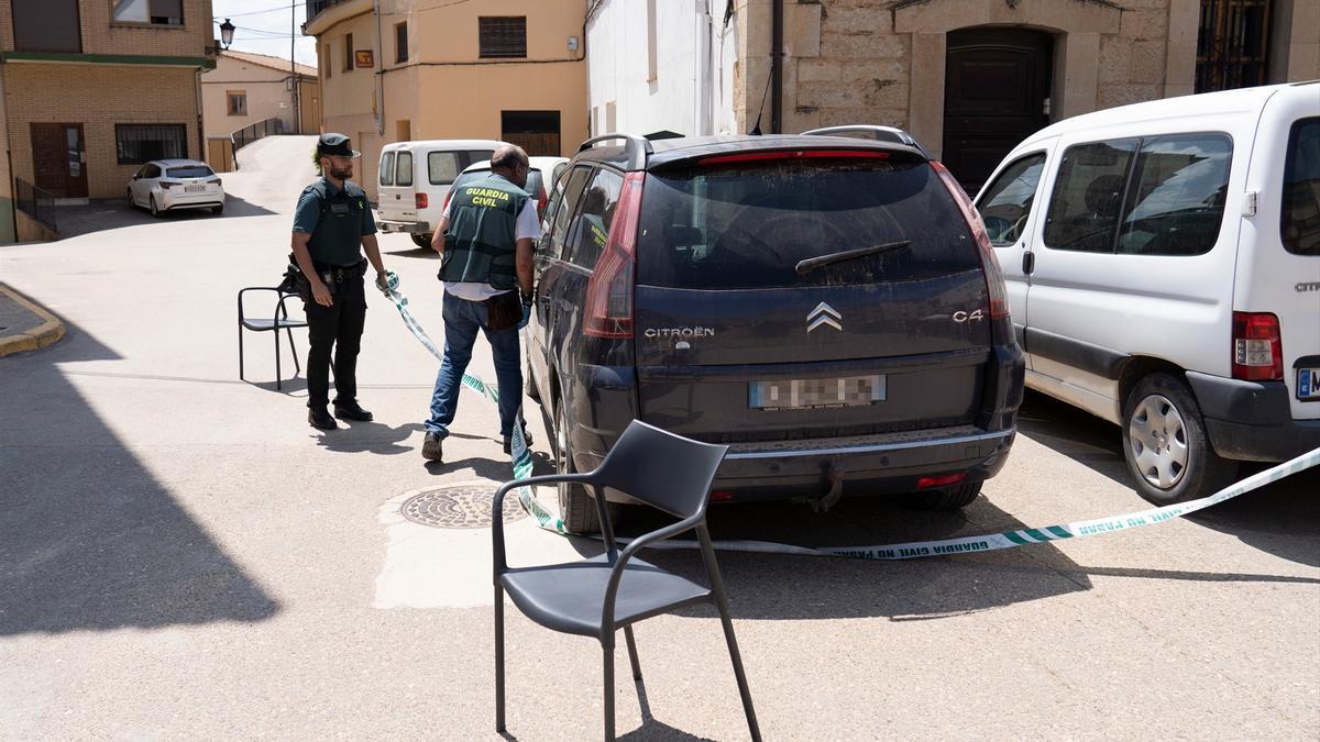 Agentes de la Guardia Civil acordonan el coche donde estuvo una de las víctimas en Castellote (Teruel).