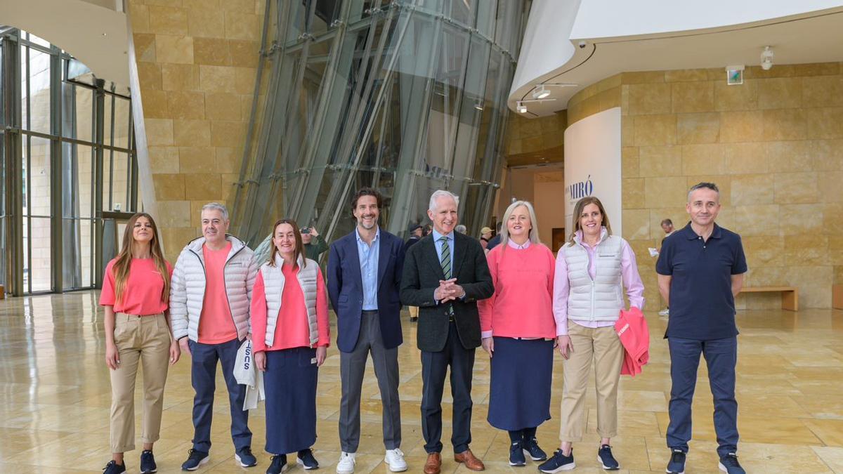 Vidarte y Javier Goyeneche, con trabajadores y trabajadoras del Guggenheim, que lucen los nuevos uniformes.