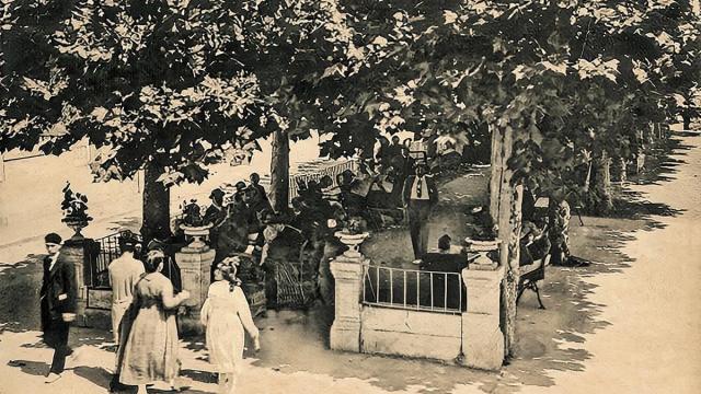 Vista de un grupo de agüistas disfrutando de la sombra de la alameda de Altzola en una vieja foto de archivo.