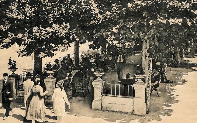 Vista de un grupo de agüistas disfrutando de la sombra de la alameda de Altzola en una vieja foto de archivo.