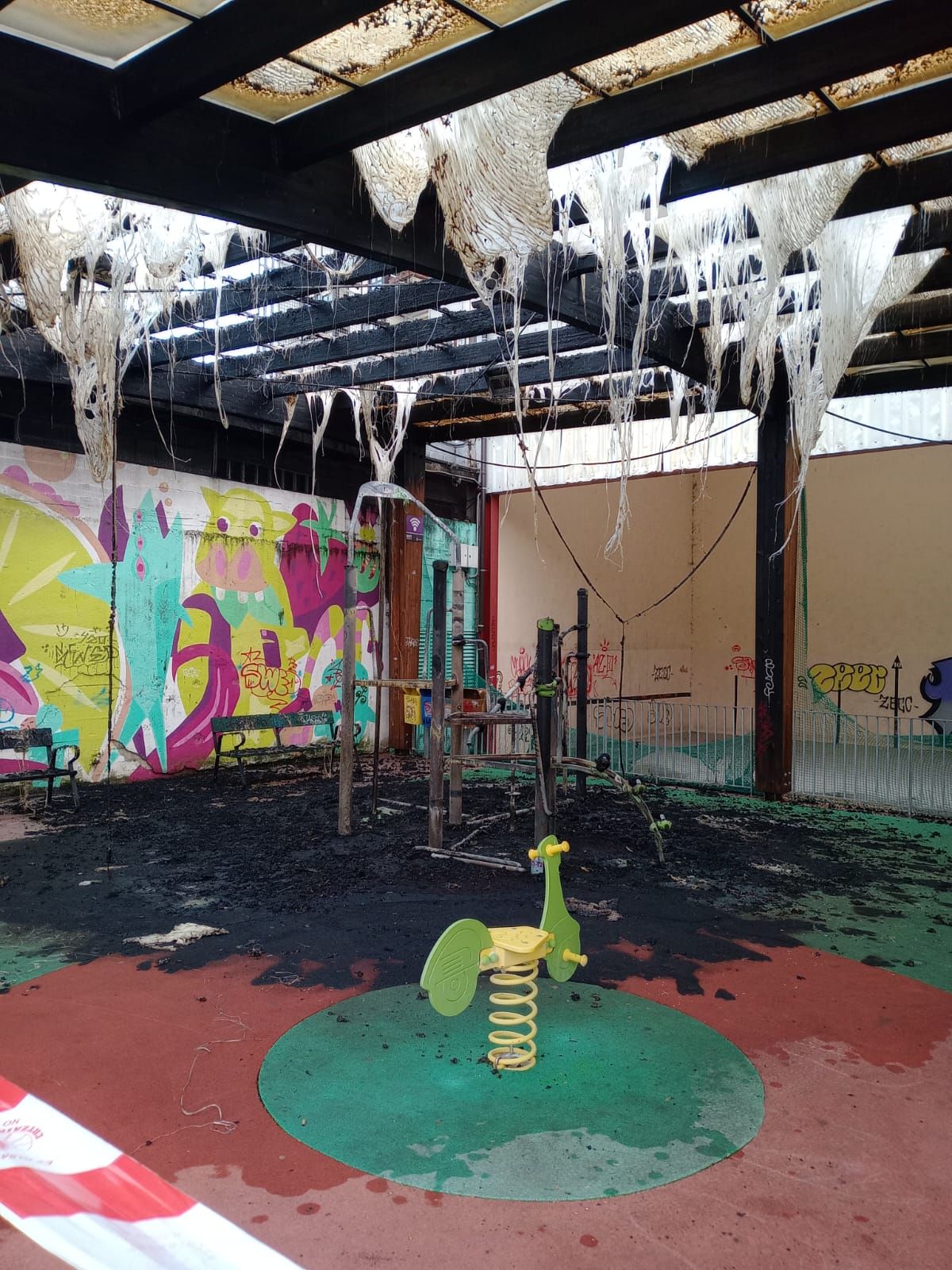 El incendio provocado ha dejado inutilizado el parque infantil.
