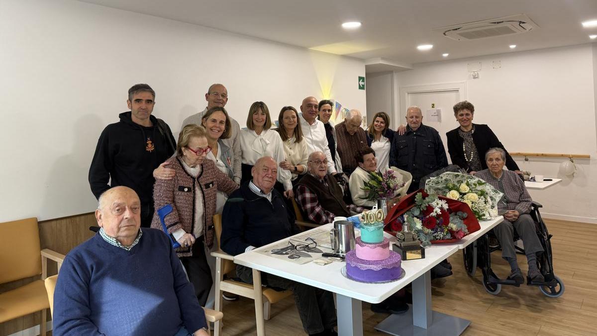Residentes, trabajadores y familiares se han sumado a la celebración de los 100 años de Isabel Martín.