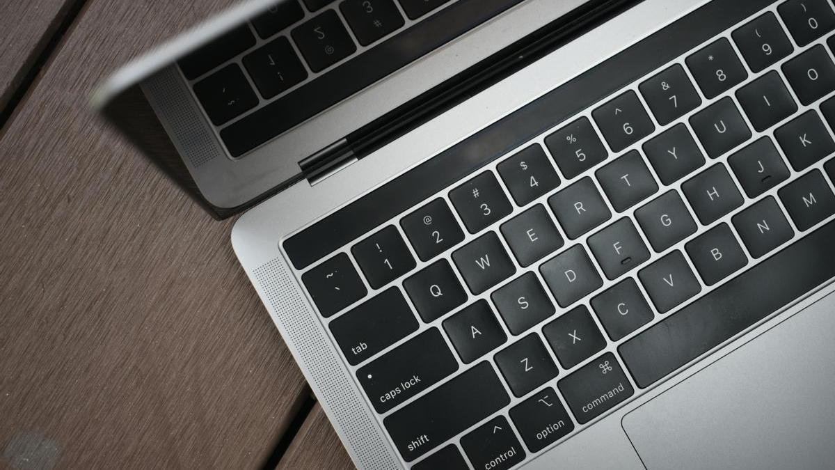 La señal de tráfico que también usa Apple en el teclado de sus ordenadores