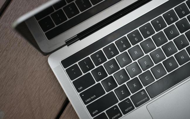La señal de tráfico que también usa Apple en el teclado de sus ordenadores