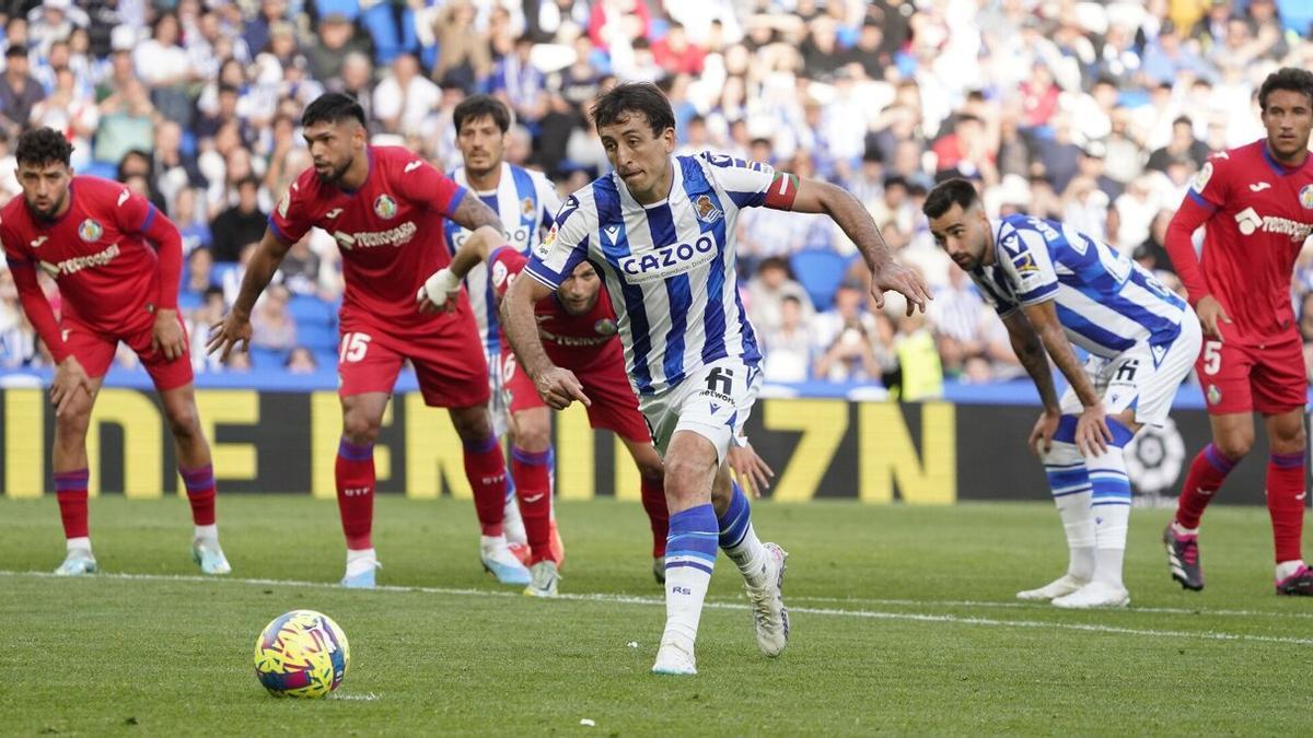 Oyarzabal se dispone a lanzar el penalti que erró ante el Getafe. RUBEN PLAZA