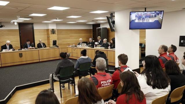 Los tres acusados por el acuchillamiento de Alfredo Ogando "Gualey" en Villava el 15 de enero, durante el primer día del juicio. Foto: Jesús Diges