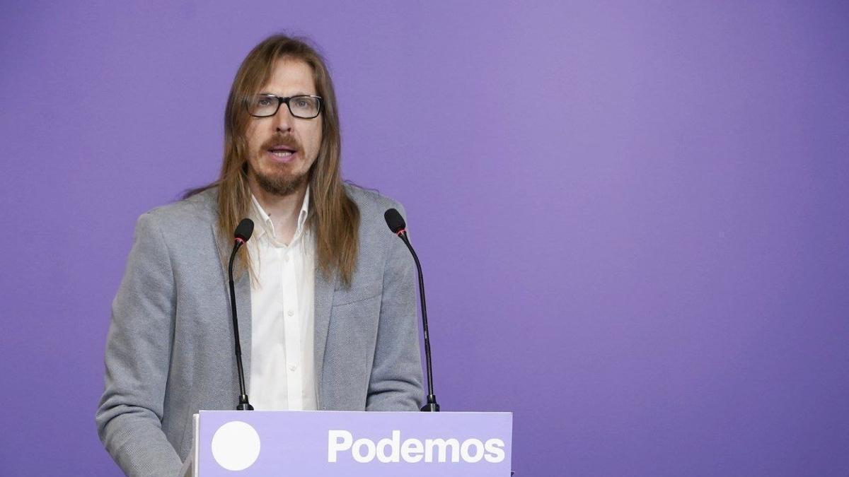 El secretario de Organización de Podemos y coportavoz del partido, Pablo Fernández, interviene en rueda de prensa.