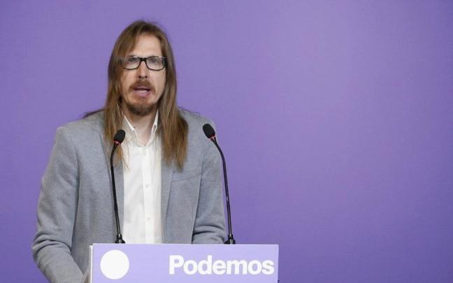 El secretario de Organización de Podemos y coportavoz del partido, Pablo Fernández, interviene en rueda de prensa.