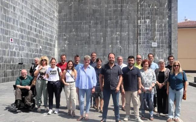 Representantes de las ikastolas, clubes deportivos y Ayuntamiento de Andoain / N.G. Representantes de las ikastolas, clubes deportivos y Ayuntamiento de Andoain