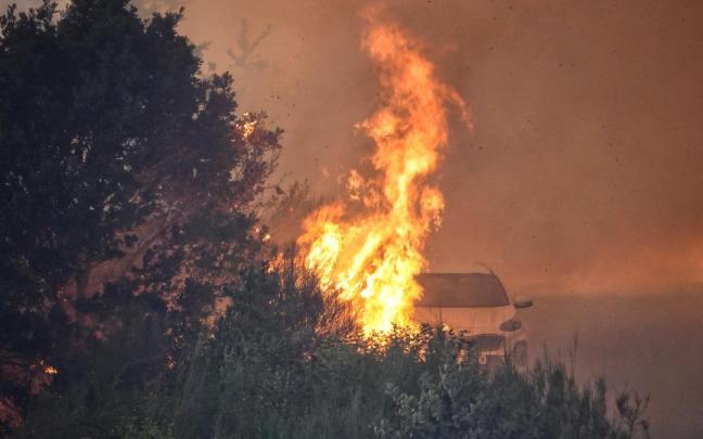 Vista del fuego, a 21 de agosto de 2025, en Anllarinos del Sil, León, Castilla y León
