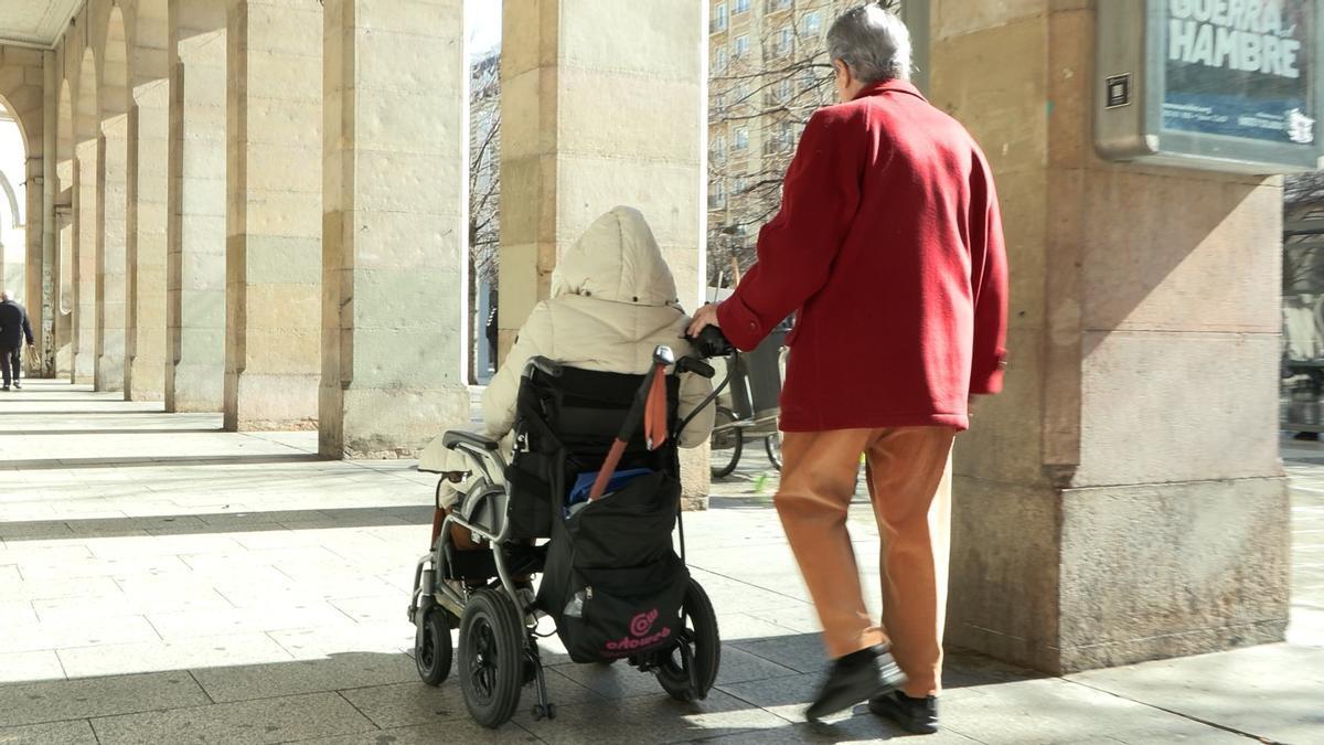 Una persona en silla de ruedas.