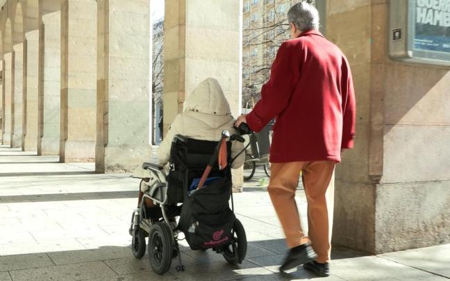 Una persona en silla de ruedas.