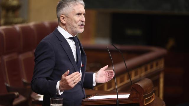 El ministro del Interior, Fernando Grande Marlaska, interviene durante una sesión de control al Gobierno, en el Congreso de los Diputados.