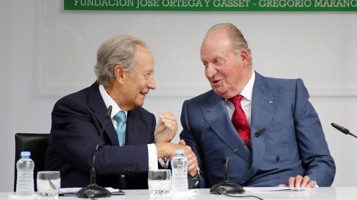 Juan Miguel Villar Mir junto al emérito en una imagen de archivo.