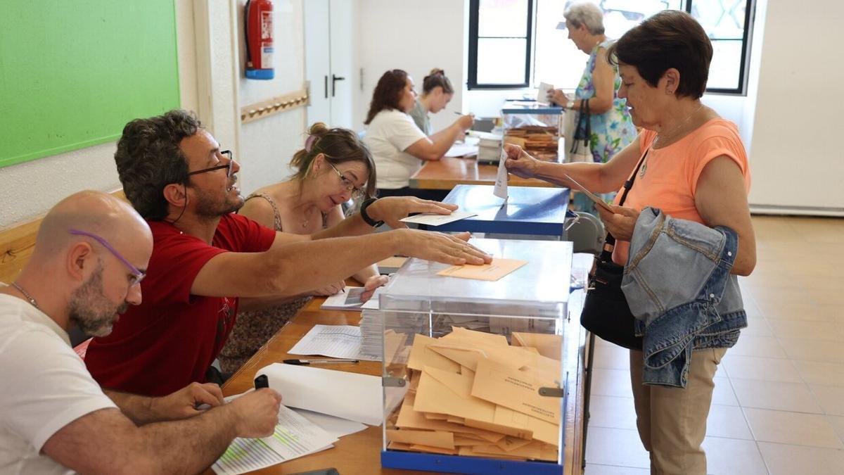 Votaciones el domingo en un colegio electoral del barrio donostiarra de Herrera.