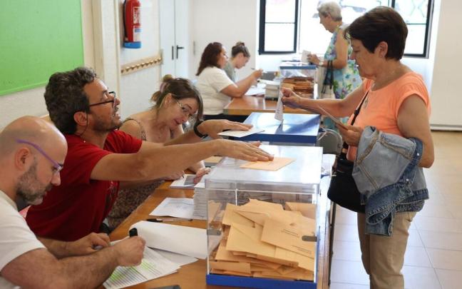 Votaciones el domingo en un colegio electoral del barrio donostiarra de Herrera.