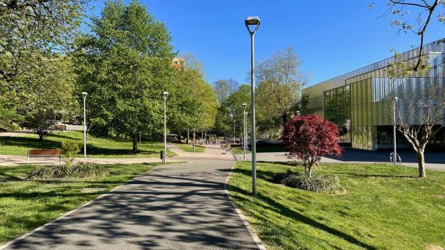 Foto del parque de la Sargia de Irun, donde el sábado se instalará el mercado artesanal Kolore Fest. / N.G. Foto del parque de la Sargia de Irun, donde el sábado se instalará el mercado artesanal Kolore Fest.