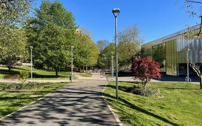 Foto del parque de la Sargia de Irun, donde el sábado se instalará el mercado artesanal Kolore Fest.