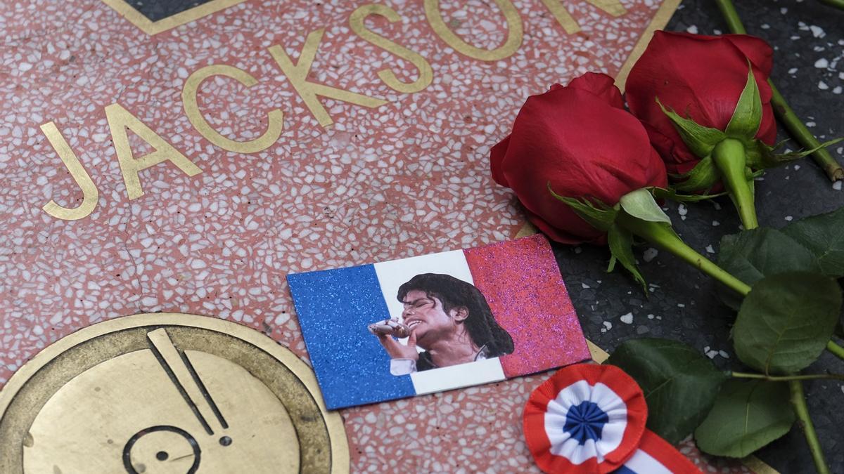 Gente dejando flores en la estrella de Michael Jackson en el Paseo de la Fama de LA