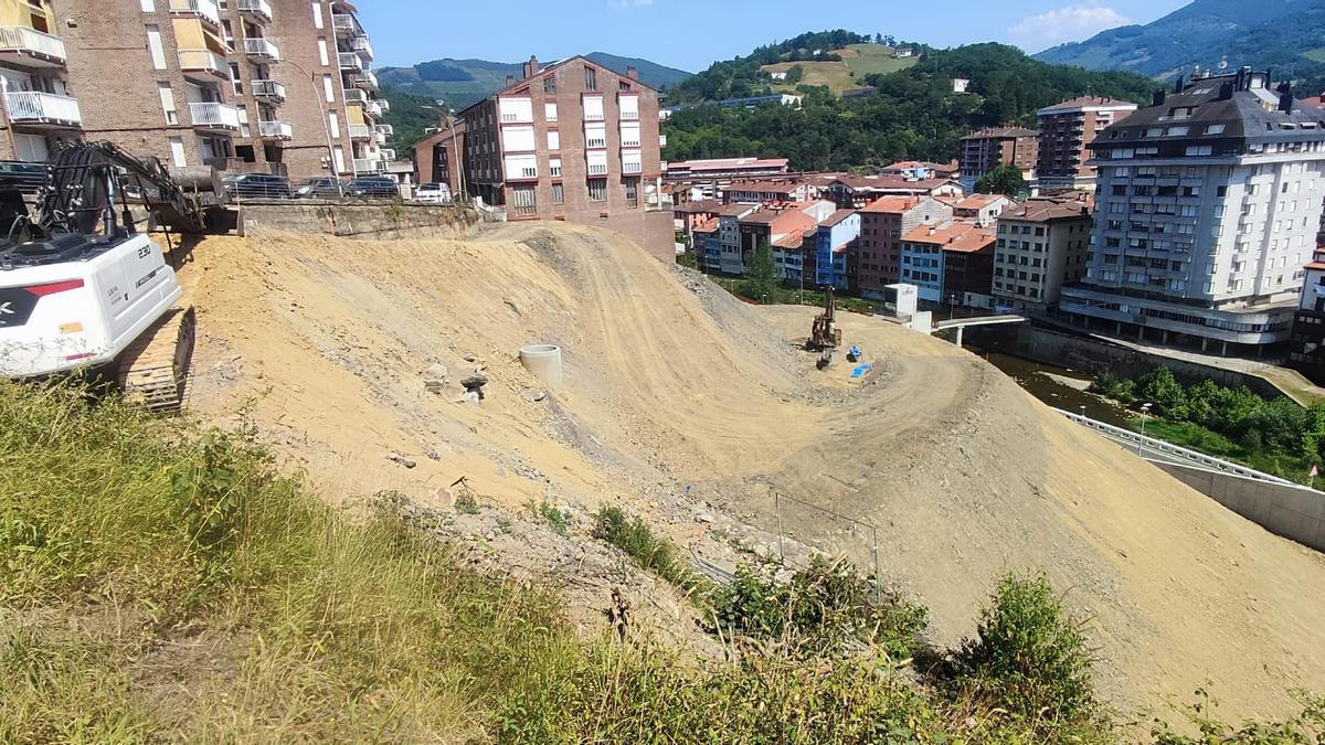 Las labores de asentamiento de la ladera han dado lugar al uso de gran cantidad de tierra.