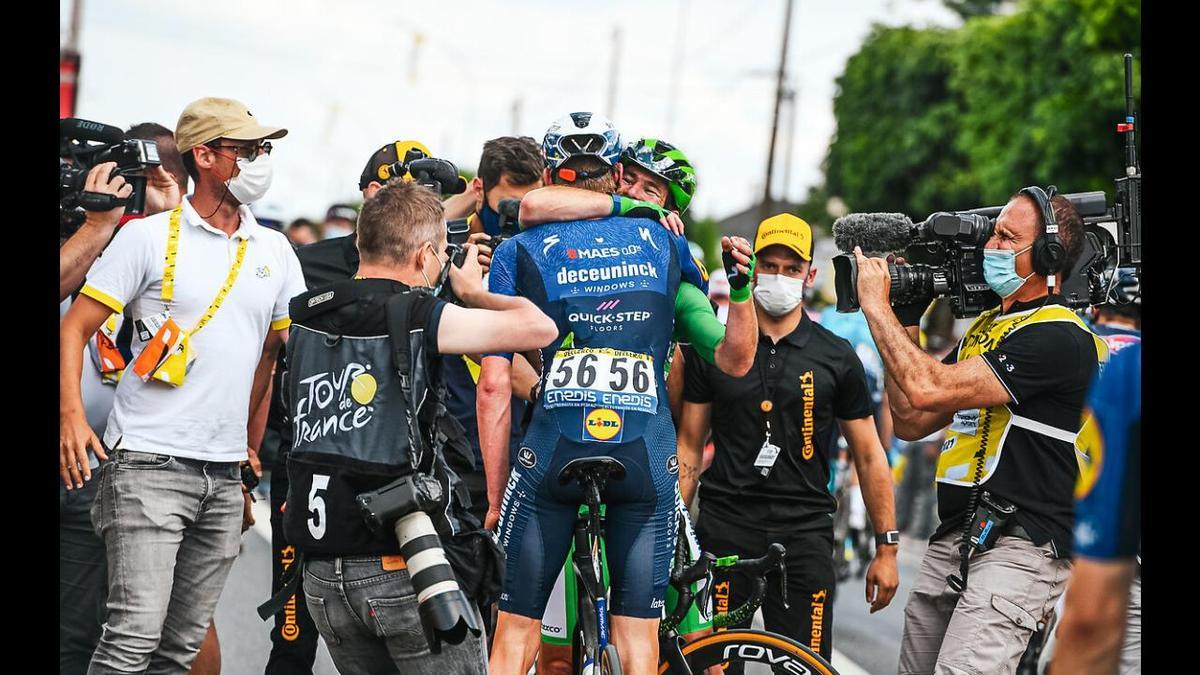Medios de comunicación trabajando en la meta.