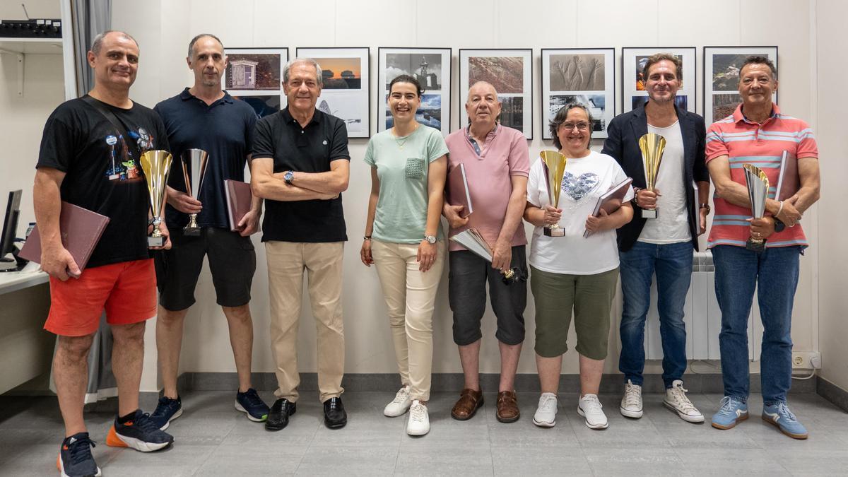Gerardo García, presidente de la AFI, y Nuria Alzaga, delegada de Cultura, junto a los ganadores del concurso.
