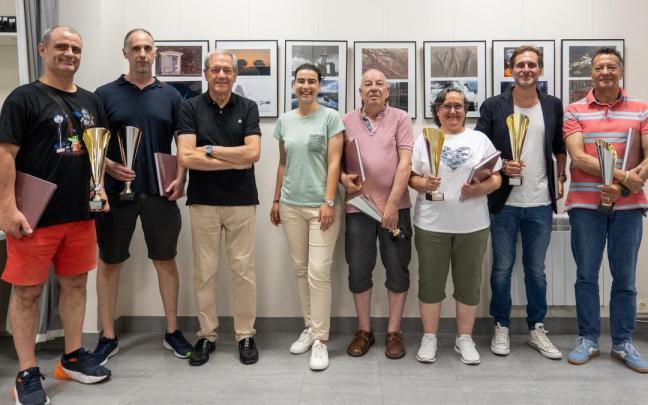 Gerardo García, presidente de la AFI, y Nuria Alzaga, delegada de Cultura, junto a los ganadores del concurso.