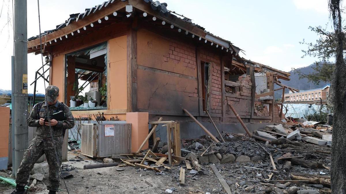 Destrozos provocados por una de las bombas en una vivienda de Pocheon, Corea del Sur.