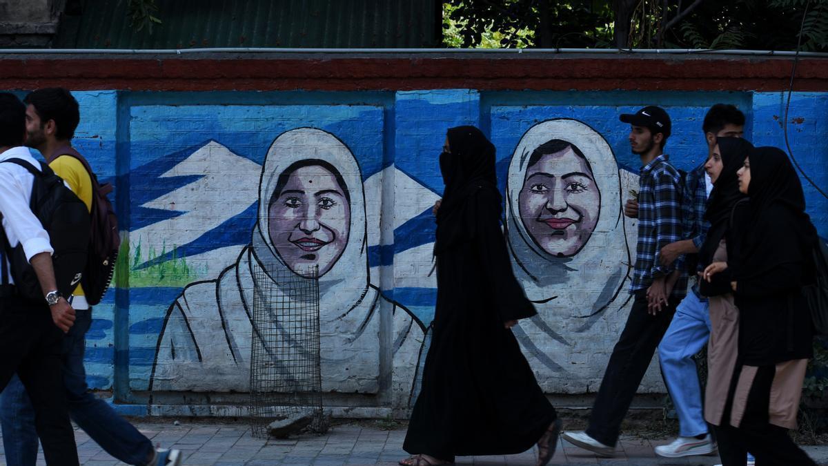 Estudiantes musulmanas pasean con su'Hijab' en la India.