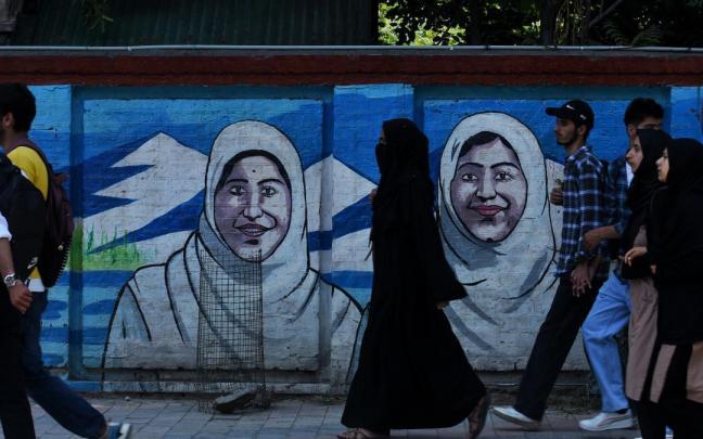 Estudiantes musulmanas pasean con su'Hijab' en la India.