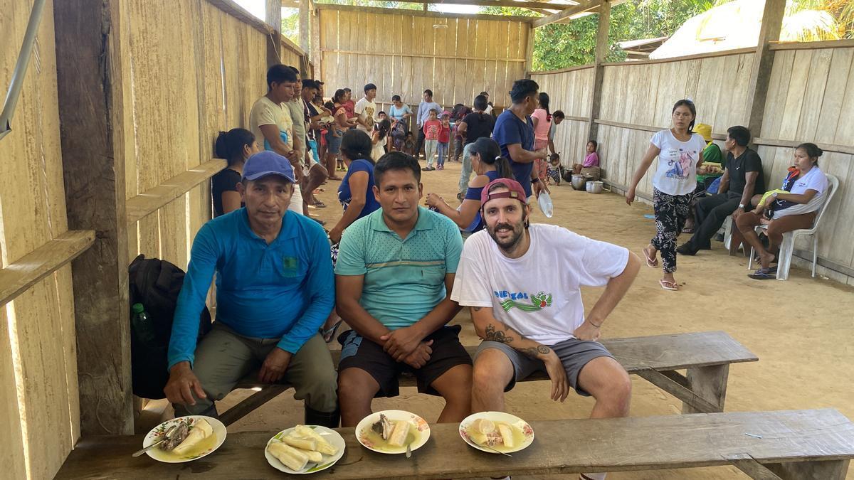 Sergio Iturre, con camiseta blanca, acompañado por miembros de la comunidad peruana.