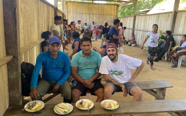 Sergio Iturre, con camiseta blanca, acompañado por miembros de la comunidad peruana.