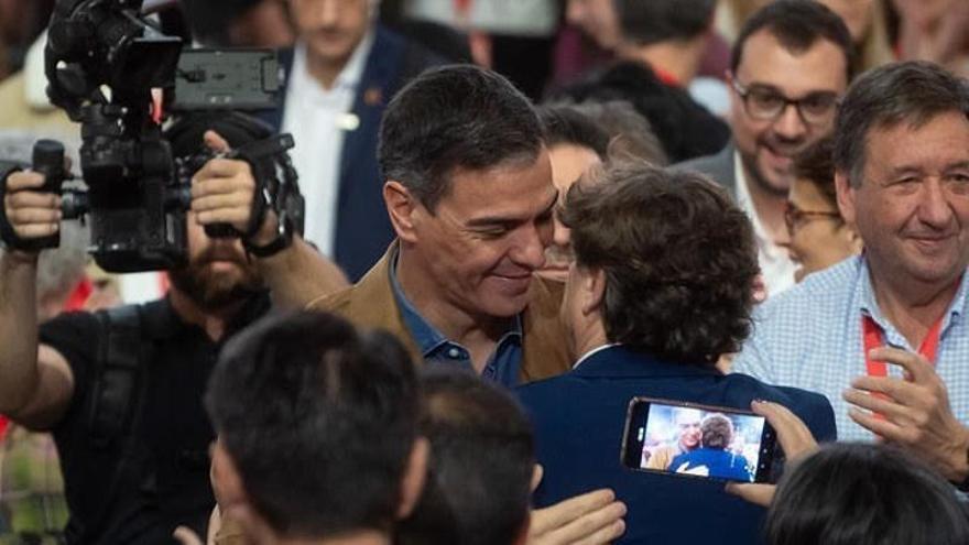 El presidente del Gobierno español, Pedro Sánchez, junto al secretario general del PSE, Eneko Andueza.