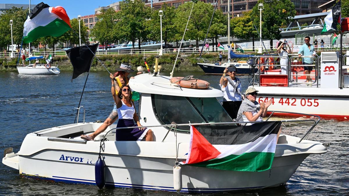 En imágenes: marcha marítima por la ría en solidaridad con Palestina desde Santurtzi