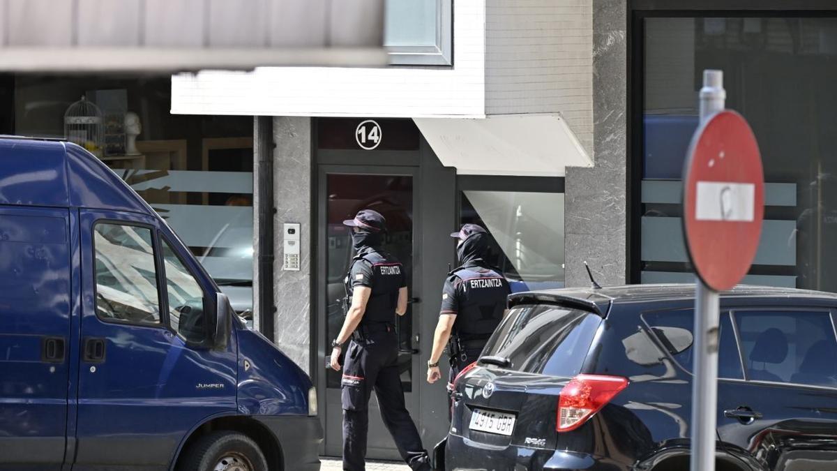 Registros en domicilios de Azpeitia en el dispositivo para localizar al asesino de Alex Aizpuru