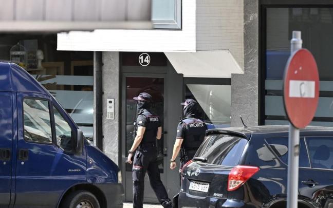 Registros en domicilios de Azpeitia en el dispositivo para localizar al asesino de Alex Aizpuru