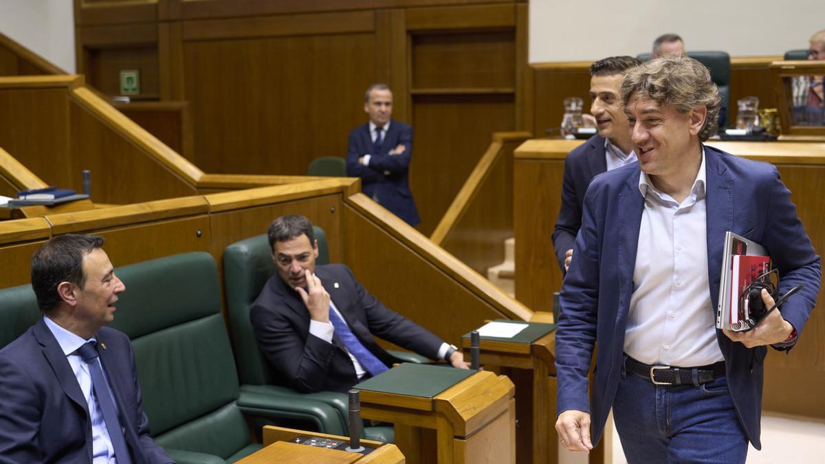 El líder del PSE-EE, Eneko Andueza, durante un receso en un pleno del Parlamento Vasco