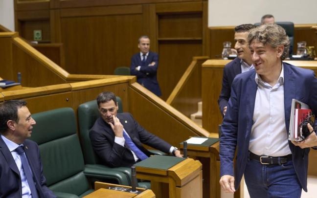 El líder del PSE-EE, Eneko Andueza, durante un receso en un pleno del Parlamento Vasco