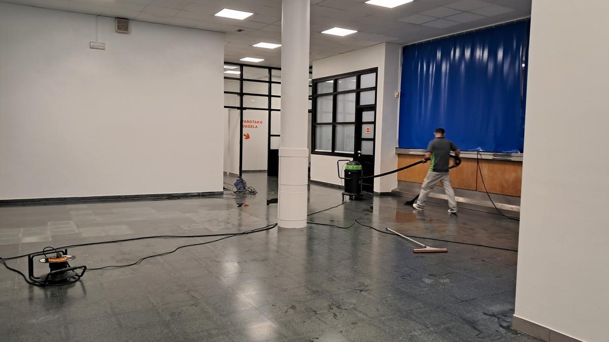 Trabajos de limpieza en el polideportivo