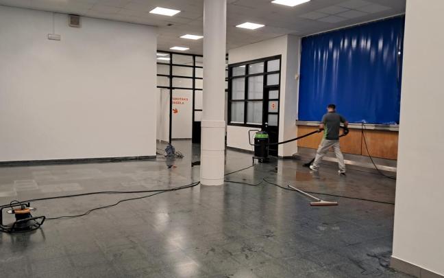 Trabajos de limpieza en el polideportivo