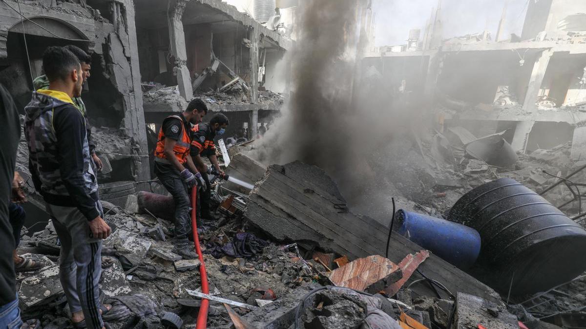 Equipos de rescate trabajan en los escombros de un edificio en Gaza.